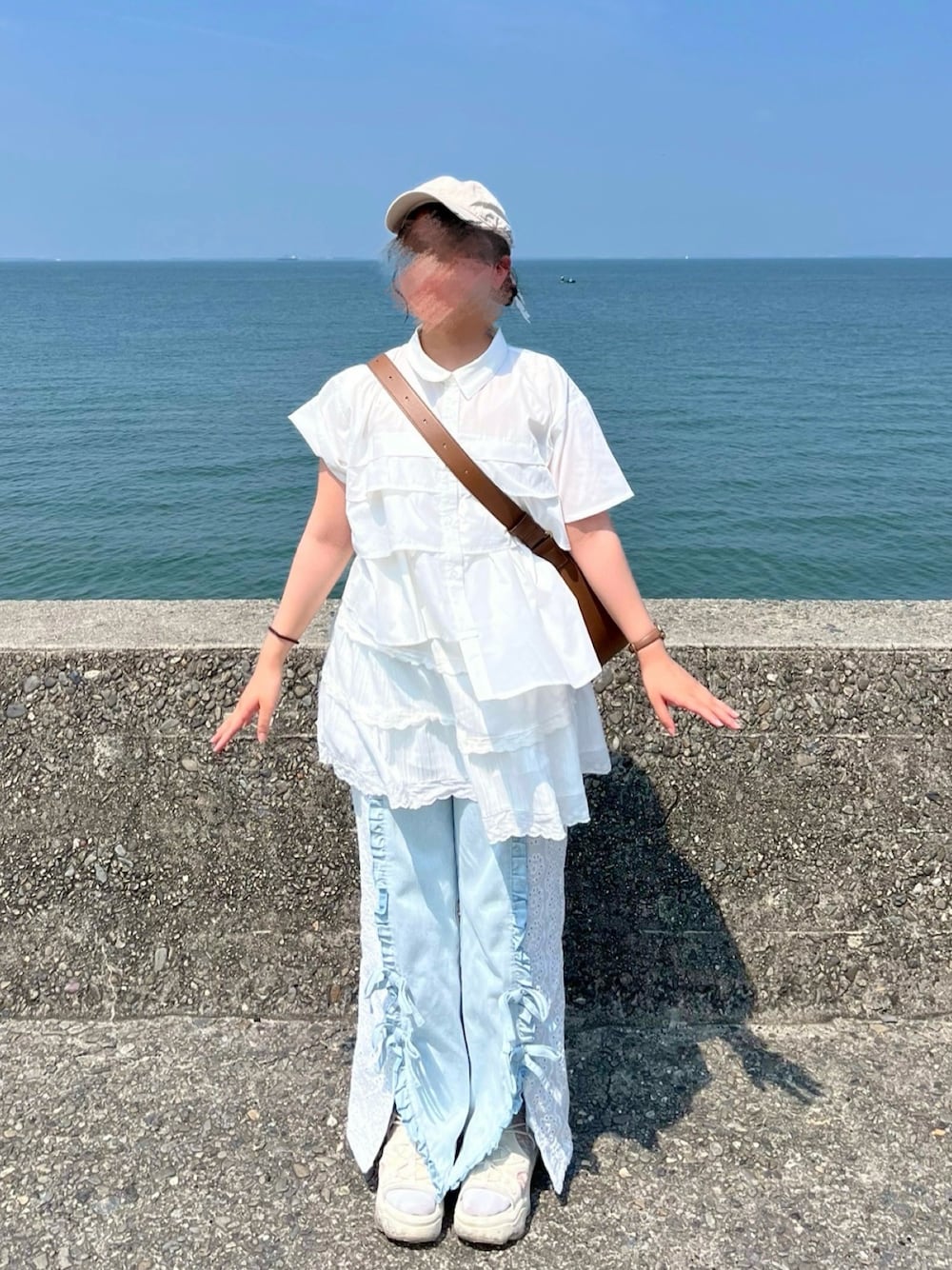 「idem、merry jenny、メリージェニー、birthdayroom、U.S.POLO ASSN.、デニムパンツ、夏コーデ、お出かけコーデ、休日スタイル、低身長、低身長コーデ」｜「idemの【ZOZOTOWN限定】asymmetry frill short sleeve shirt/半袖フリルシャツ（シャツ/ブラウス、ホワイト系）」を使った、🍮さん（骨格ストレート・レディース・147cm）の夏コーディネートの1枚目の写真