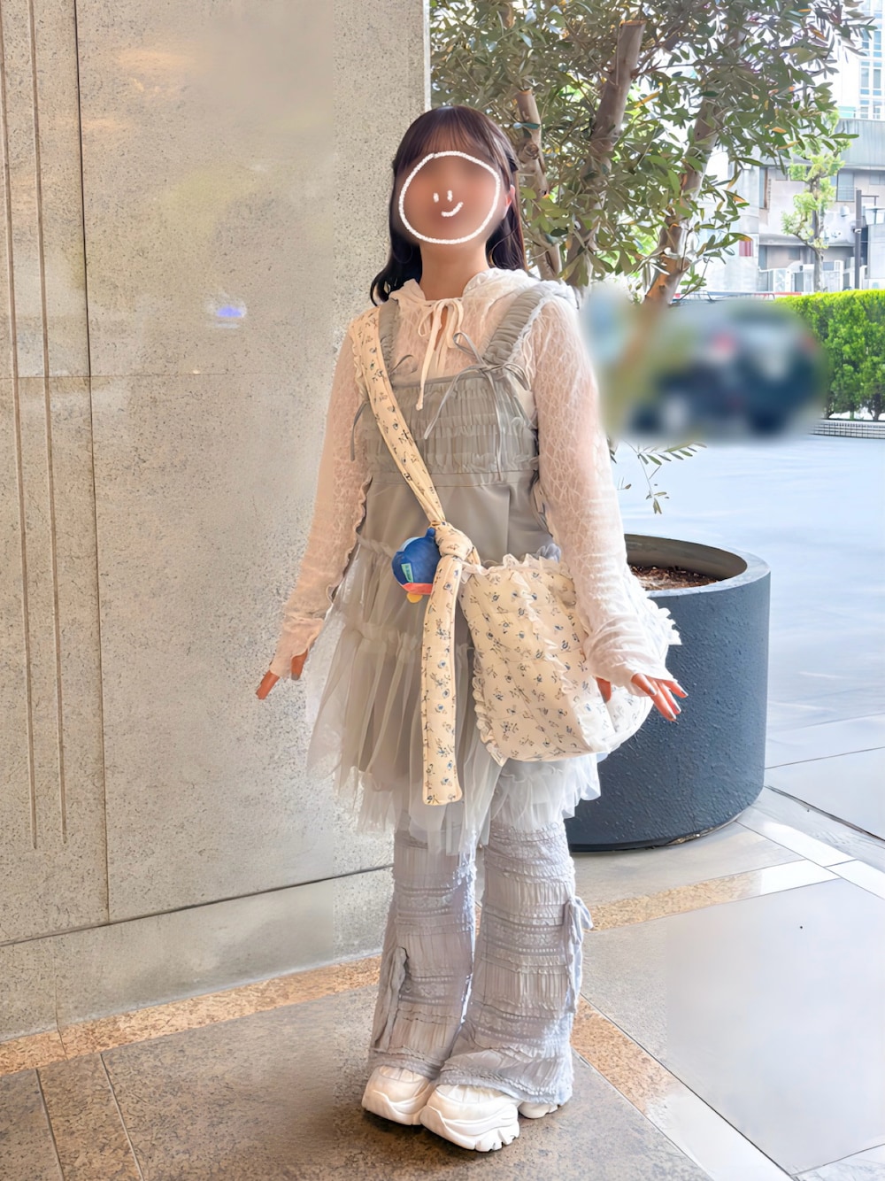 お花のガーゼキルトショルダーバッグを使った人気ファッション