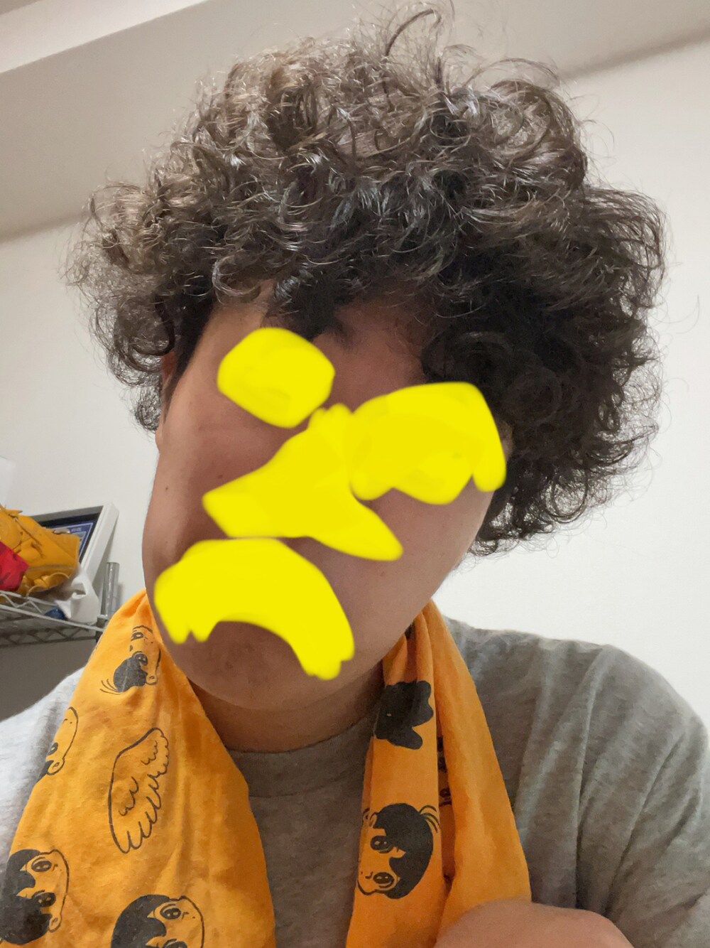 「MONONOAWARE」｜「MONONOAWAREのアイテム（ハンカチ/ハンドタオル、オレンジ系）」を使った、からあげさん（メンズ・192cm）の秋コーディネートの1枚目の写真