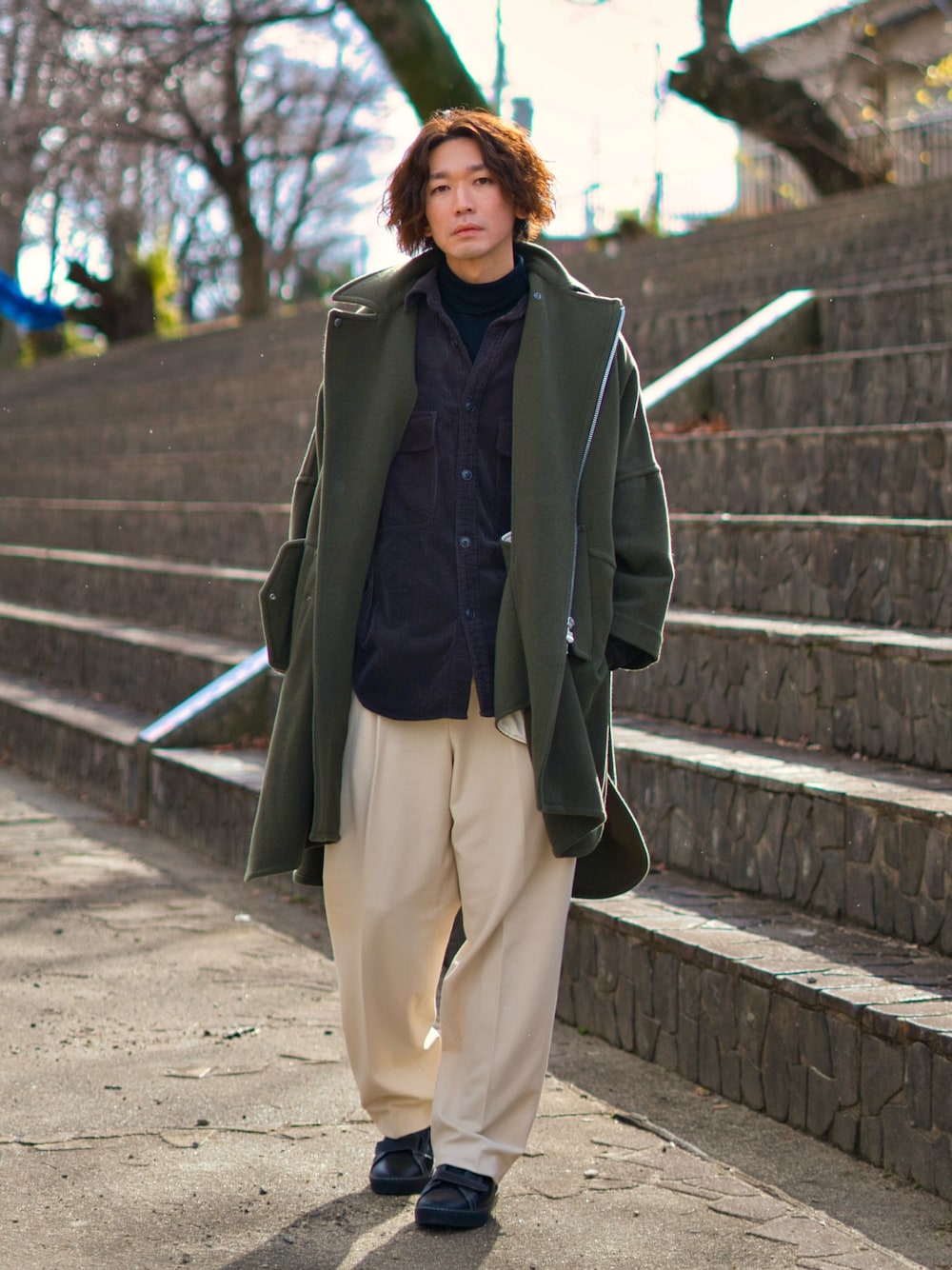 グリーン系のその他アウター、ブラウン系のシャツ/ブラウス、ホワイト系のスラックスを着用したメンズの冬コーディネートの1枚目の写真