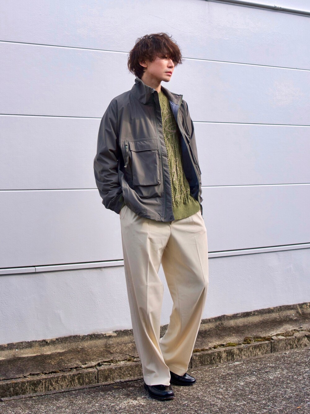 「私の推しブランド、ローファー、ニット、スラックス、UNIQLO、淡色コーデ、春色、春アウター、春服みてみて」｜「ABU GARCIAのAbu Garcia/3LAYER WATTER PROOF JACKET（ブルゾン、グリーン系）」を使った、PEEYANさん（骨格ウェーブ・メンズ・180cm）の冬コーディネートの1枚目の写真