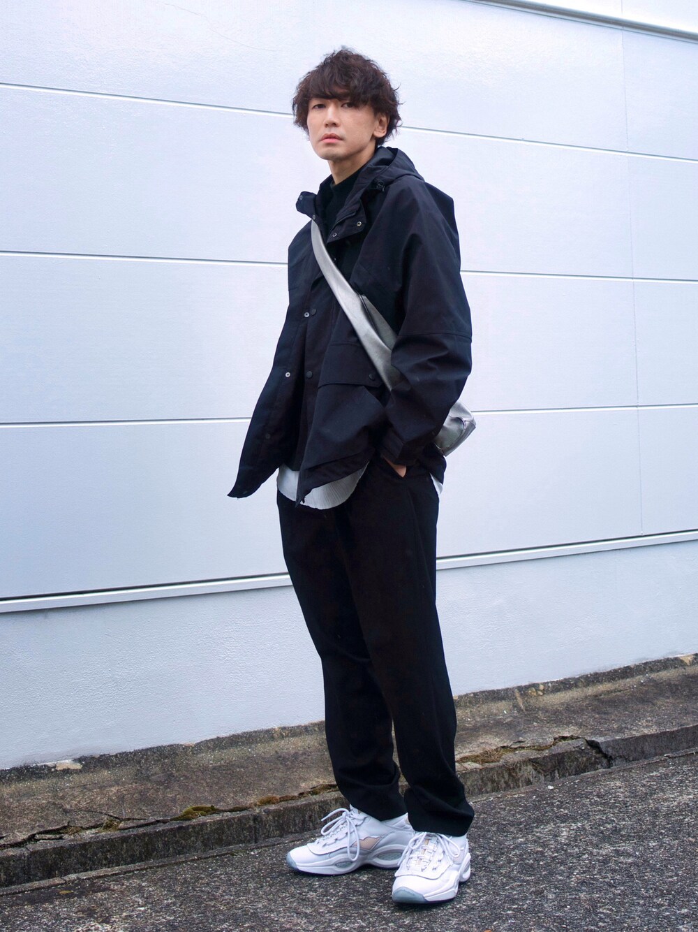 「冬コーデ、GU、モノトーン、スニーカー、スラックス、ニット、トートバッグ、レイヤードスタイル」｜「UNIQLOのアイテム（スラックス、ブラック系）」を使った、PEEYANさん（骨格ウェーブ・メンズ・180cm）の冬コーディネートの1枚目の写真