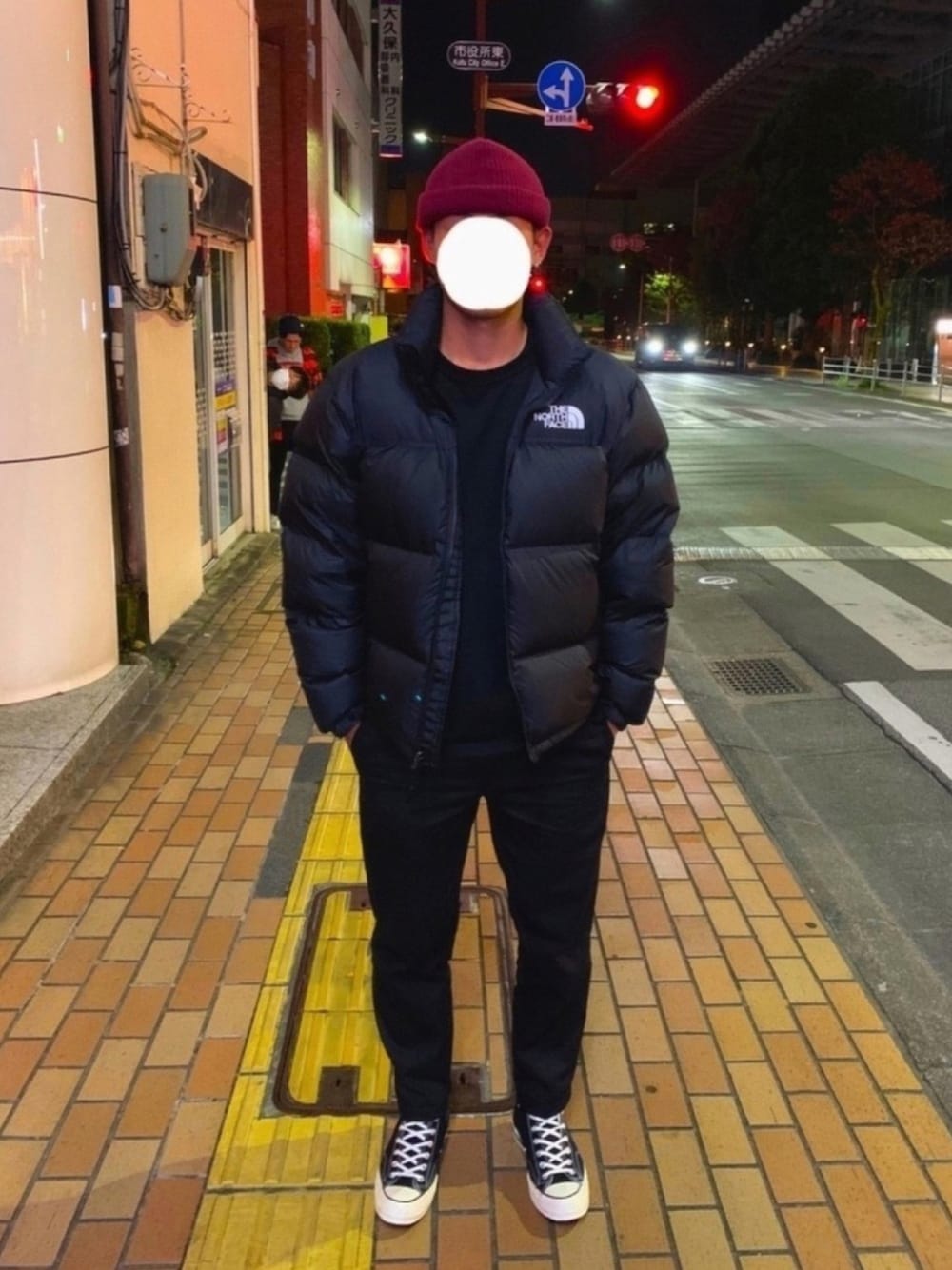 「ヌプシジャケット、ブラックコーデ、チャックテイラー、シェフパンツ、ビーニー」｜「THE NORTH FACEのアイテム（ダウンジャケット/コート、ブラック系）」を使った、　ストーンさん（メンズ・177cm）の秋コーディネートの1枚目の写真