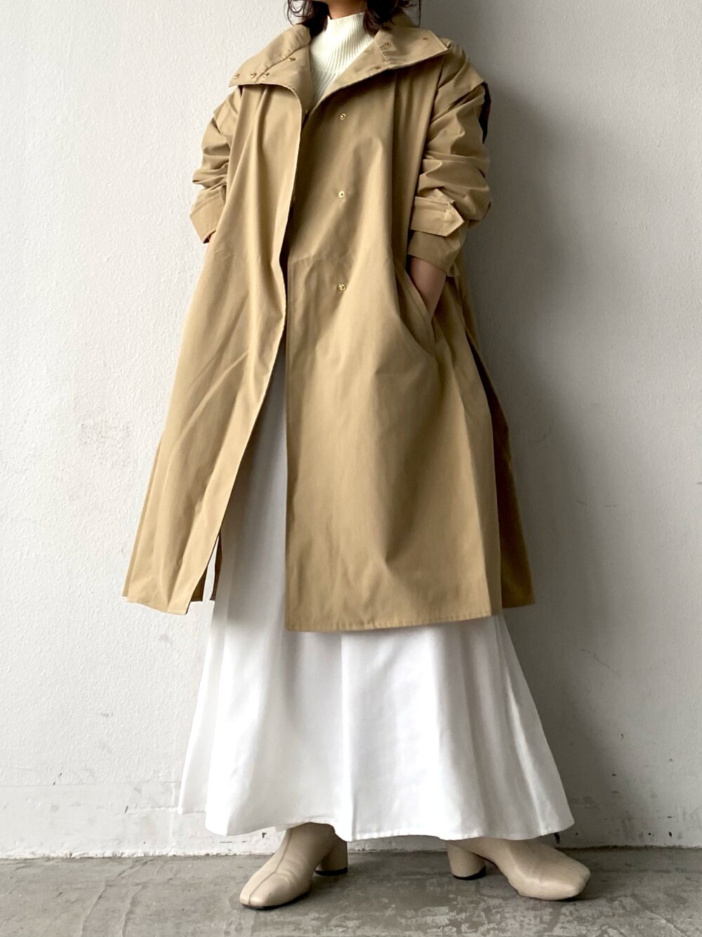 ベージュ系のモッズコート、ホワイト系のワンピースを着用したレディースの秋コーディネートの1枚目の写真