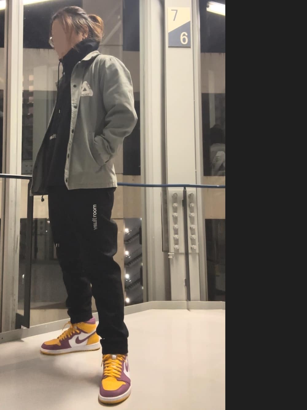 「NIKE、AIR JORDAN、palace、VAULTROOM」｜「PALACEのアイテム（ナイロンジャケット、グレー系）」を使った、宙宇さん（メンズ・165cm）の冬コーディネートの1枚目の写真