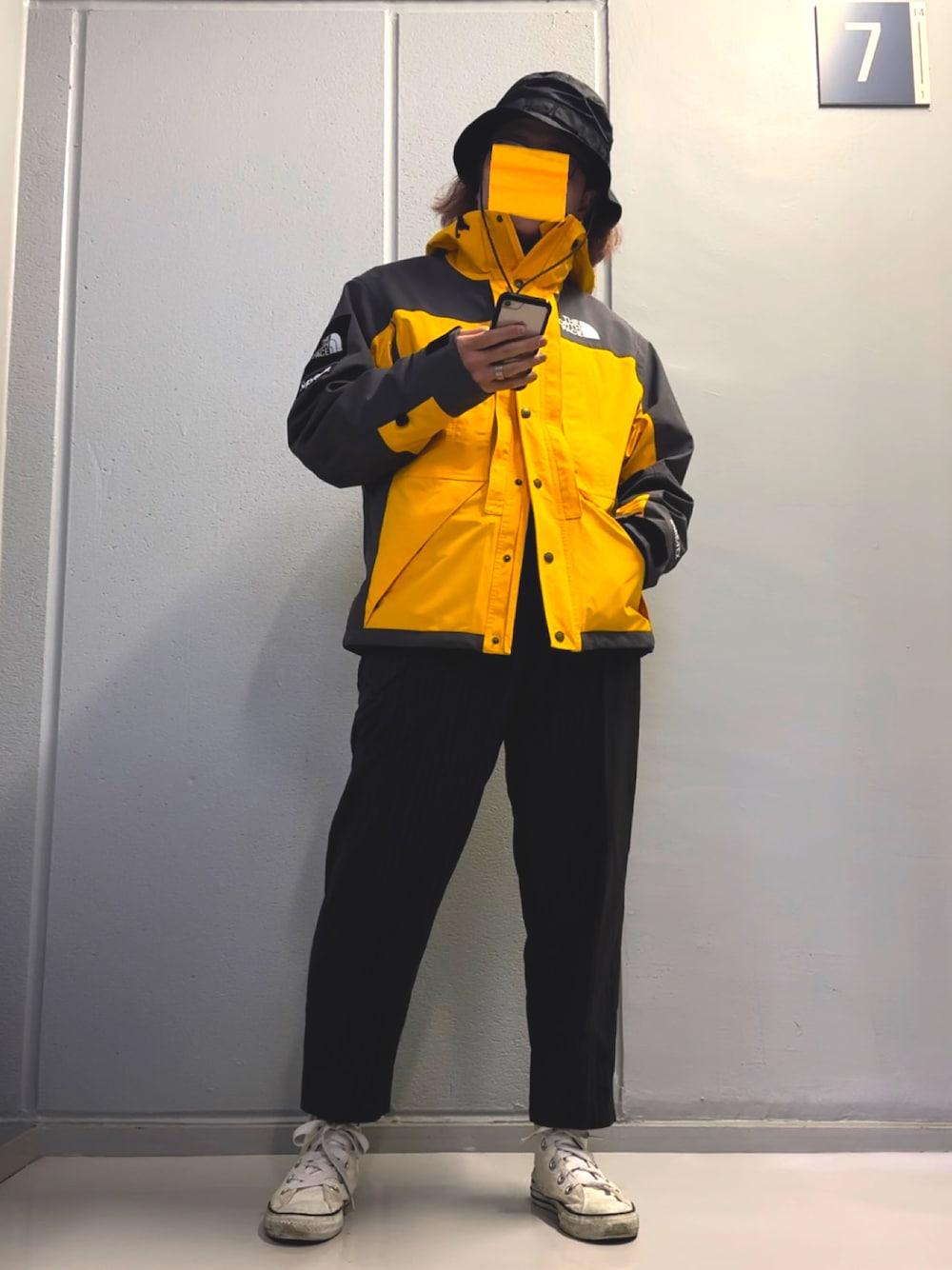 「supreme、THE NORTH FACE、NEW ERA、converse、Dickies、マウンテンパーカー」｜「Dickiesの【別注】 ＜Dickies＞ W/WIDE 9/10 LENGTH/パンツ（その他パンツ、グレー系）」を使った、宙宇さん（メンズ・165cm）の冬コーディネートの1枚目の写真