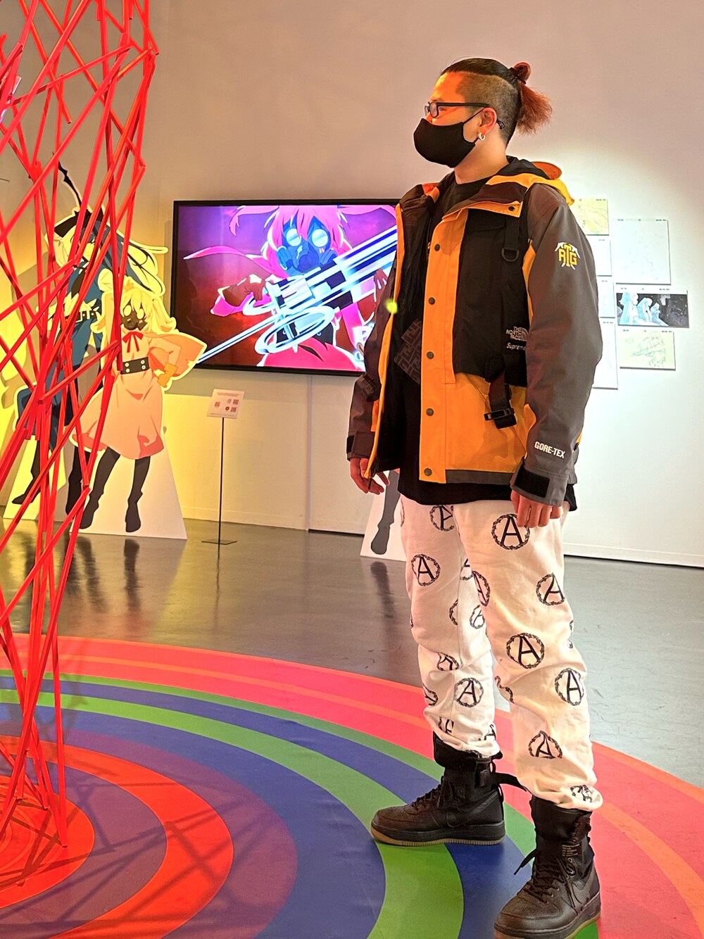 「supreme、THE NORTH FACE、UNDER COVER、NIKE、マウンテンパーカー、スウェットパンツ、スニーカー、AIR FORCE 1」｜「UNDERCOVERのAnarchy Sweatpant（その他パンツ、ホワイト系）」を使った、宙宇さん（メンズ・165cm）の冬コーディネートの1枚目の写真