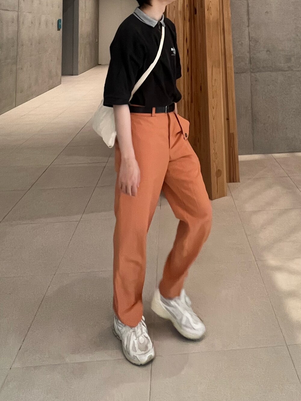 「夏コーデ、お出かけコーデ、メガネ男子、ハーフジップ、カラーパンツ、burberry、夏ファッション」｜「BURBERRYのアイテム（パンツ、オレンジ系）」を使った、こーすけさん（メンズ・176cm）の夏コーディネートの1枚目の写真