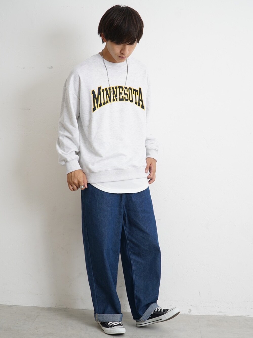 ブルー系のデニムパンツを着用したメンズの秋コーディネートの1枚目の写真