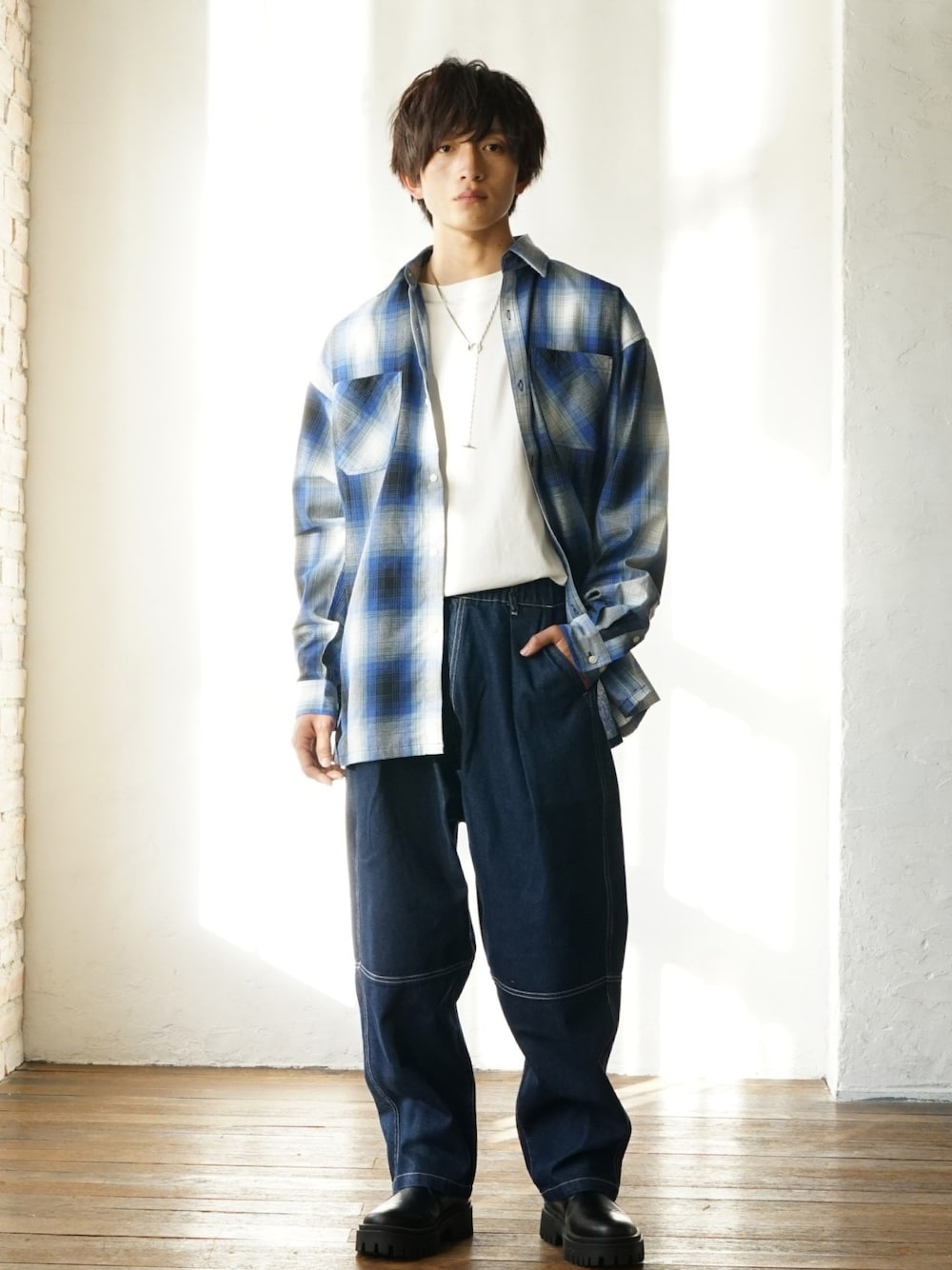 ブルー系のシャツ/ブラウス、ブラック系のブーツ、ホワイト系のTシャツ/カットソーを着用したメンズの冬コーディネートの1枚目の写真