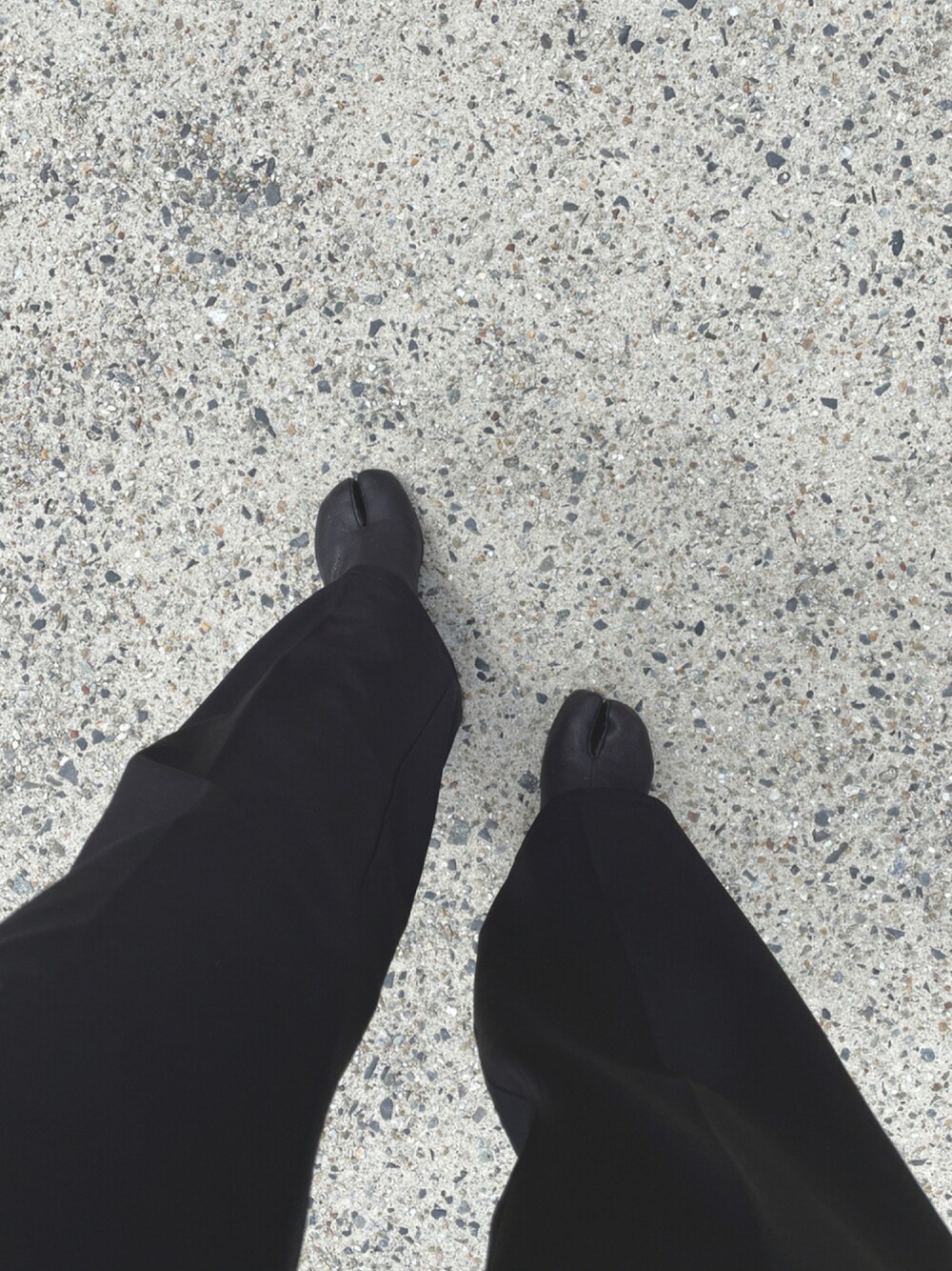 「ootd、低身長、お洒落さんとつながりたい、キレイめ、パンツスタイル、足袋ブーツ、足袋、Maison Margiela、メゾンマルジェラ、黒、いいね、save、フォローお願いします🤑」｜「Maison MargielaのMAISON MARGIELA / "TABI" ヴィンテージレザーブーツ（ブーツ、ブラック系）」を使った、spaさん（レディース・151cm）の夏コーディネートの1枚目の写真