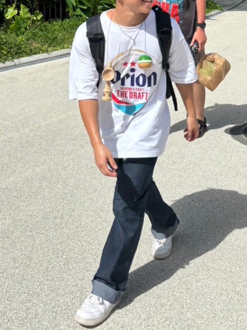 「シンプル、オリオンビールTシャツ、沖縄コーデ、大人カジュアル、デニムパンツ、古着MIX、白Tシャツ、ロールアップ、エアフォースワン、リュック、おでかけコーデ、低身長コーデ、白スニーカー、ビックシルエット、メンズコーデ」｜「Orionのアイテム（Tシャツ/カットソー、ホワイト系）」を使った、TOMO U160さん（メンズ・155cm）の秋コーディネートの1枚目の写真