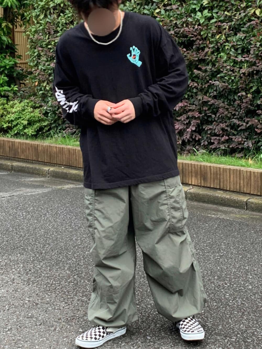 「SANTA CRUZ、ロンT、カーゴパンツ、カーキ、vans、スリッポン、チェッカー、ストリート、低身長、パールネックレス、古着MIX、リング、秋服準備はじめました、ゆるコーデ、黒」｜「FREAK'S STOREのWEB限定 SANTA CRUZ/サンタクルーズ 別注ビッグシルエット 袖プリントロングスリーブ Tシャツ（Tシャツ/カットソー、ブラック系）」を使った、TOMO U160さん（メンズ・155cm）の夏コーディネートの1枚目の写真