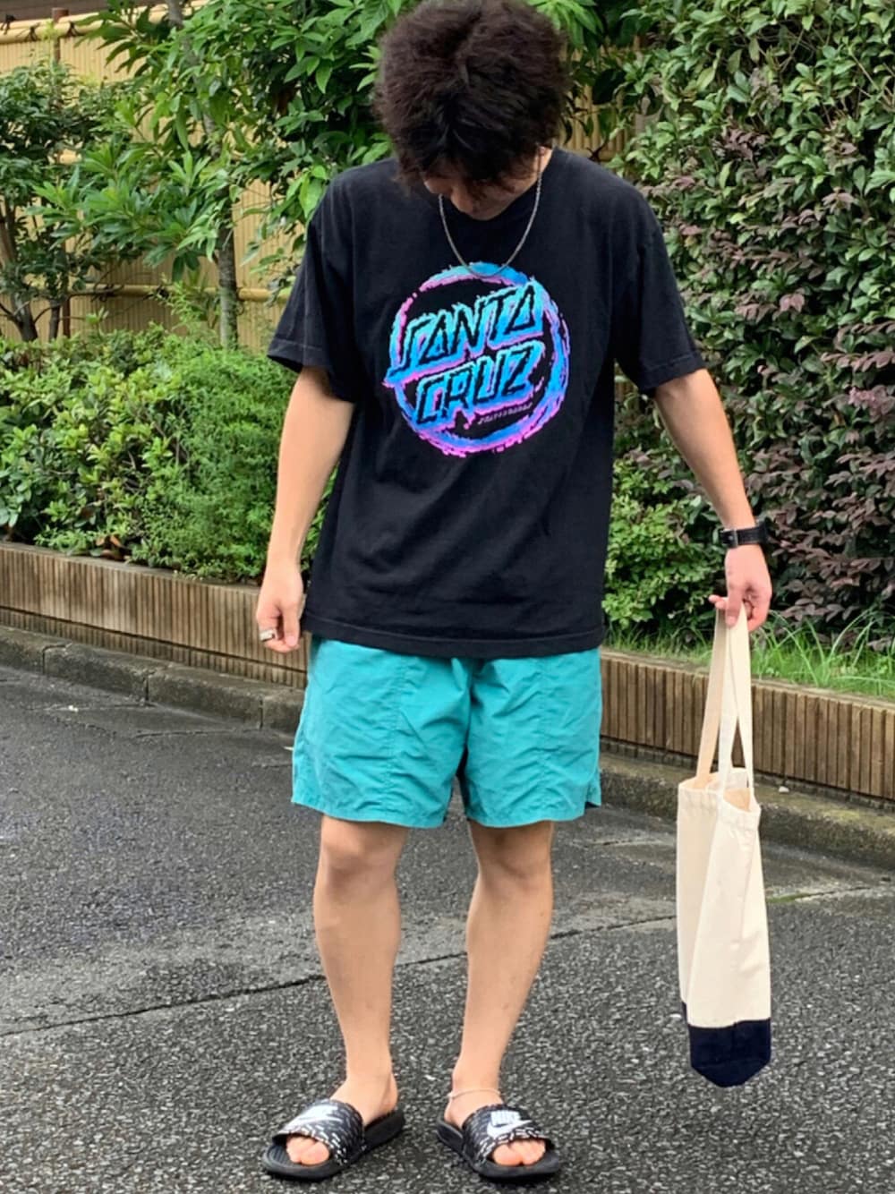 「SANTA CRUZ、ハーフパンツ、ベナッシ、サンダル、トートバッグ、ロゴT、夏コーデ、低身長コーデ、リング、古着好きな人と繋がりたい、カジュアルコーデ、青、カラーパンツ、NIKE、summer」｜「SANTA CRUZのアイテム（Tシャツ/カットソー、ブラック系）」を使った、TOMO U160さん（メンズ・155cm）の夏コーディネートの1枚目の写真