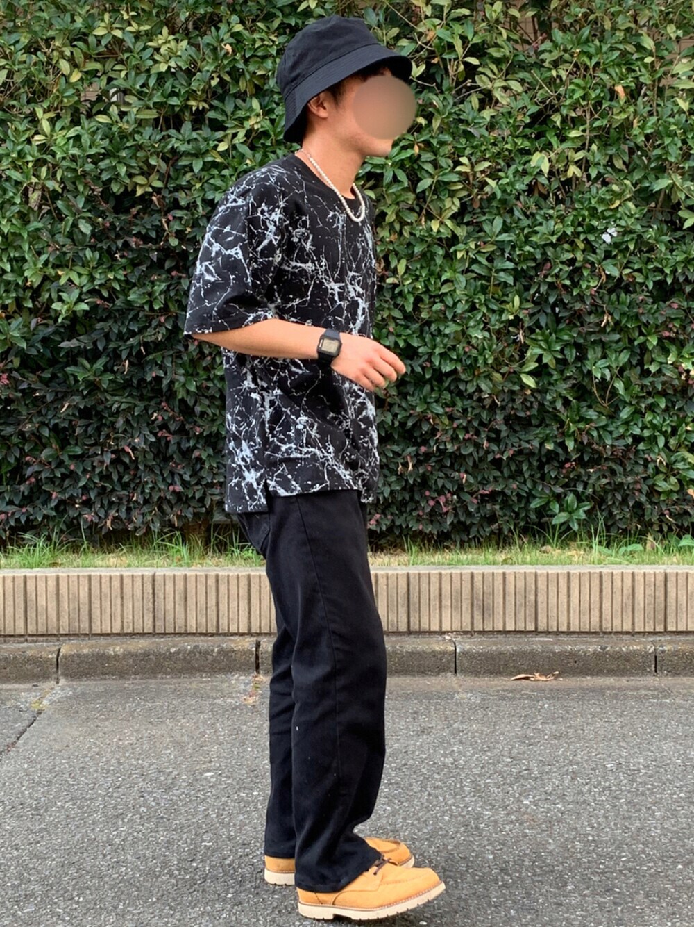 「夏コーデ、柄Tシャツ、ブラックコーデ、バケットハット、プチプラ、VANS、低身長コーデ、黒パンツ、スニーカーコーデ、お洒落さんとつながりたい」｜「JEANS MATEのアイテム（Tシャツ/カットソー、ブラック系）」を使った、TOMO U160さん（メンズ・155cm）の夏コーディネートの1枚目の写真