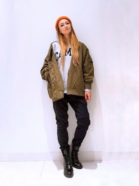 「HONEYSUCKLE ROSE（ハニーサックルローズ）のアイテム（MA-1）」を使った、asukaさん（レディース・168cm）の秋コーディネート