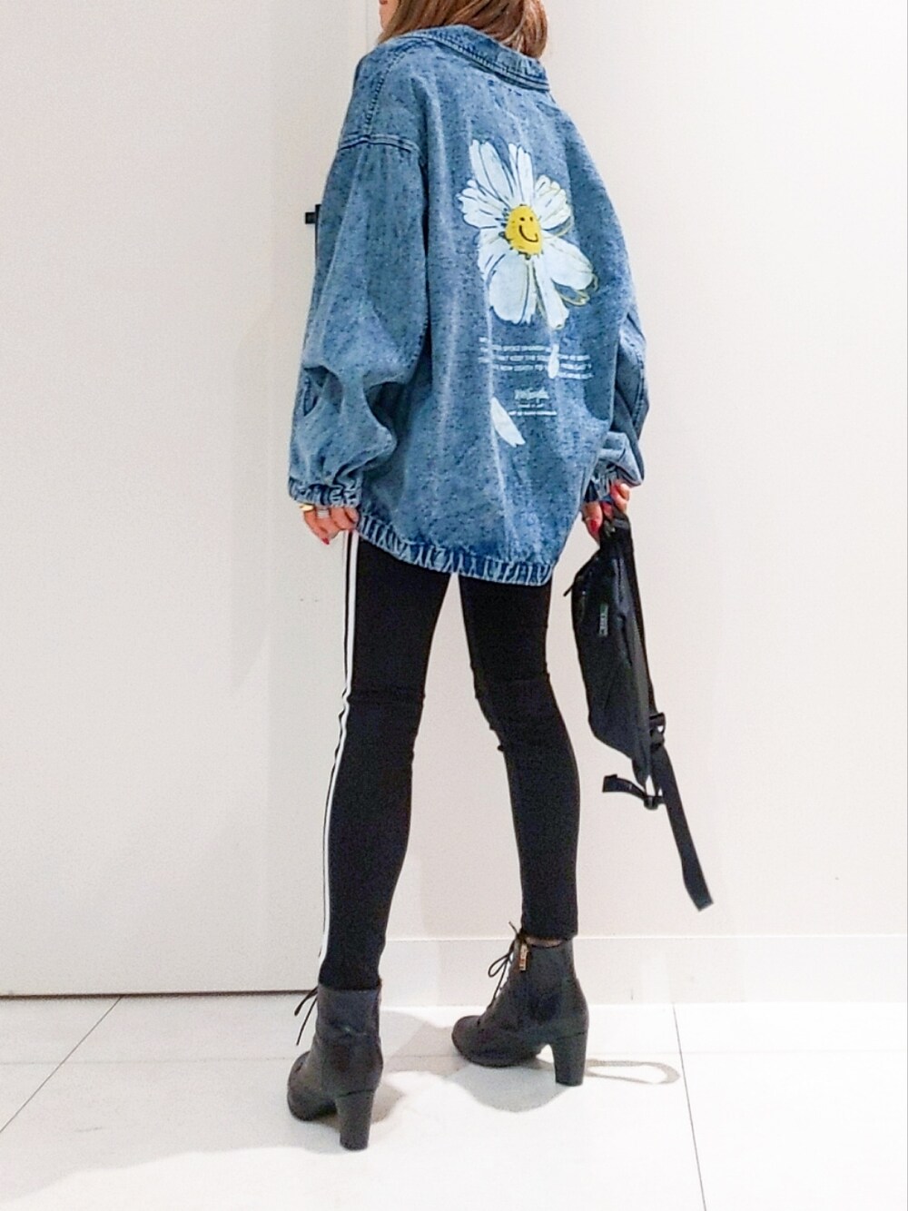 ブルー系のジャケット/アウター、ブラック系のパンツ、ブラック系のバッグを着用したレディースの秋コーディネートの1枚目の写真