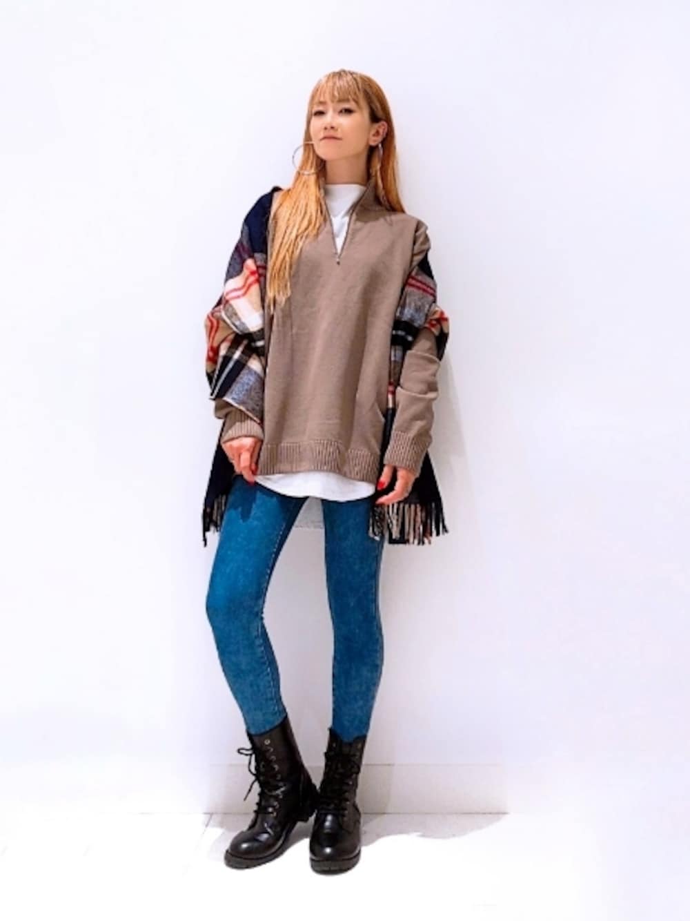 ベージュ系のニット/セーター、ブルー系のその他パンツ、ベージュ系のストール/ショールを着用したレディースの秋コーディネートの1枚目の写真