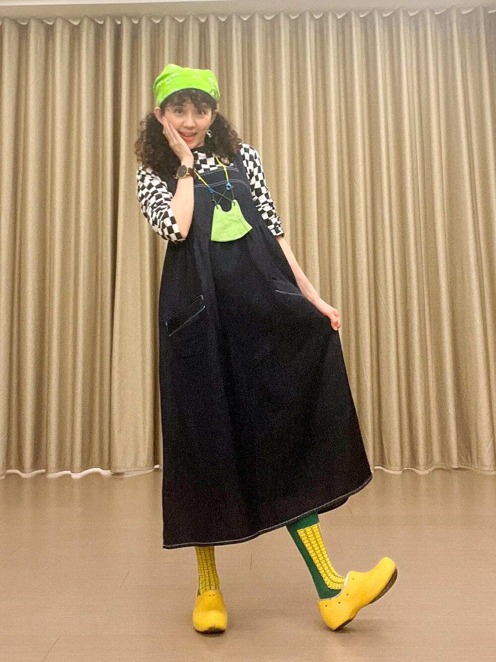 「H&Mのアイテム（デニムスカート、ブルー系）」を使った、Aminaさん（レディース・154cm）の春コーディネートの1枚目の写真