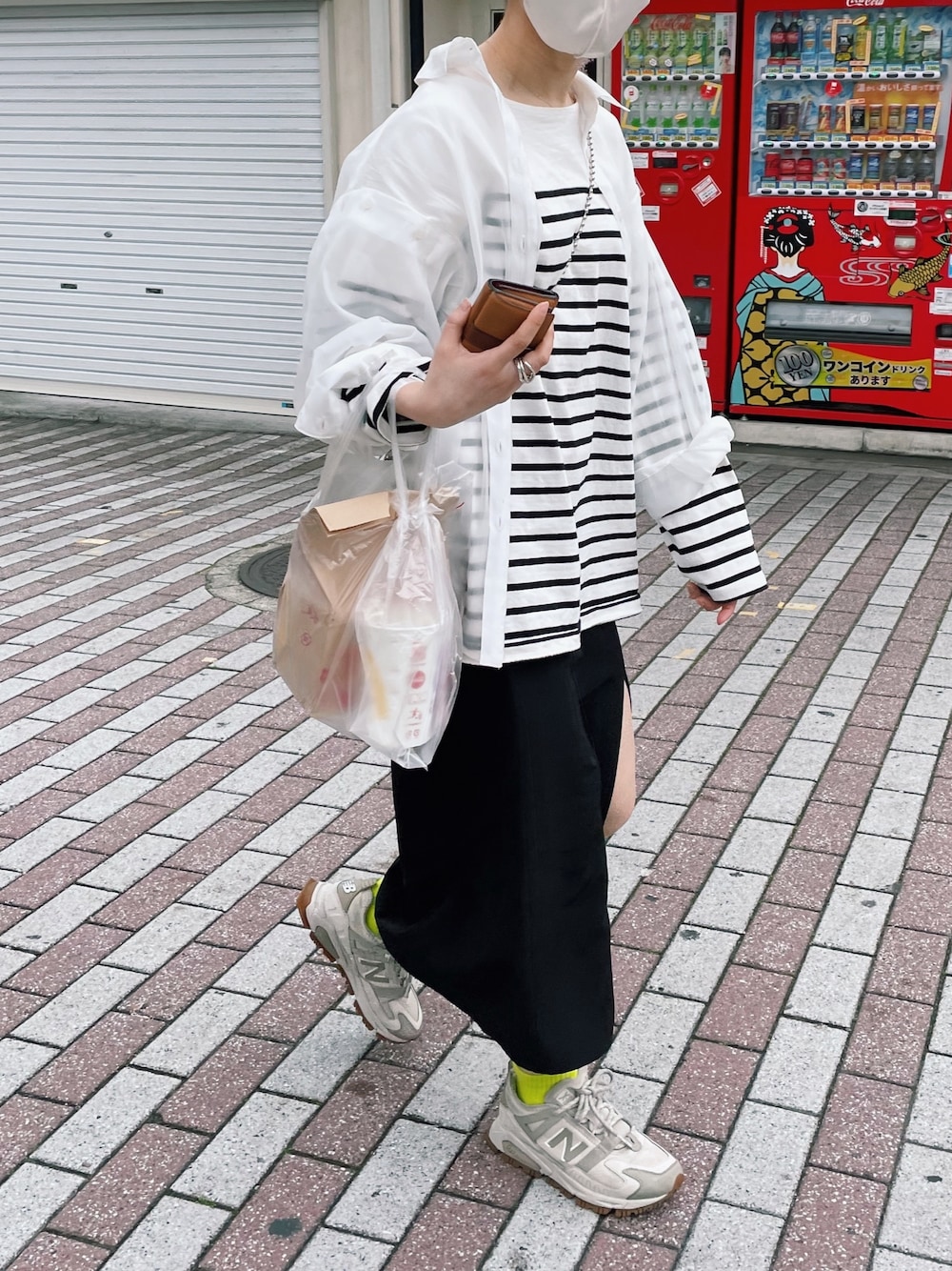 ホワイト系のシャツ/ブラウス、ブラック系のTシャツ/カットソー、ブラック系のスカートを着用したレディースの春コーディネートの3枚目の写真
