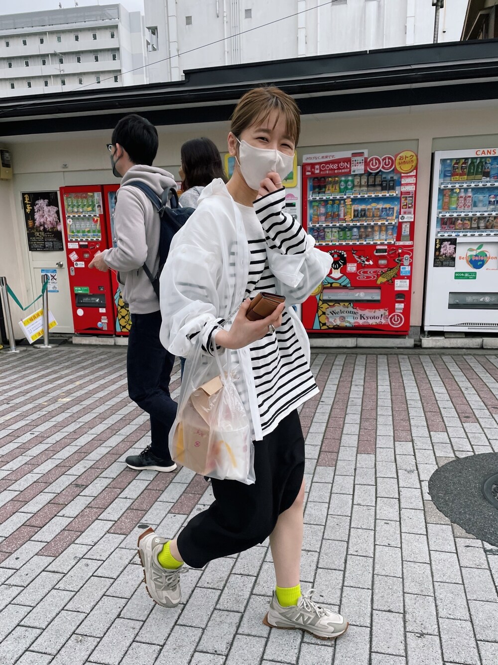 ホワイト系のシャツ/ブラウス、ブラック系のTシャツ/カットソー、ブラック系のスカートを着用したレディースの春コーディネートの2枚目の写真