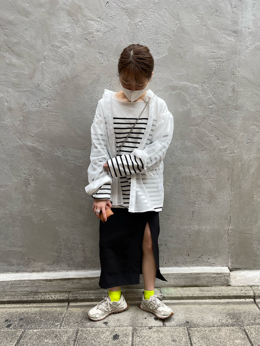 ホワイト系のシャツ/ブラウス、ブラック系のTシャツ/カットソー、ブラック系のスカートを着用したレディースの春コーディネートの4枚目の写真