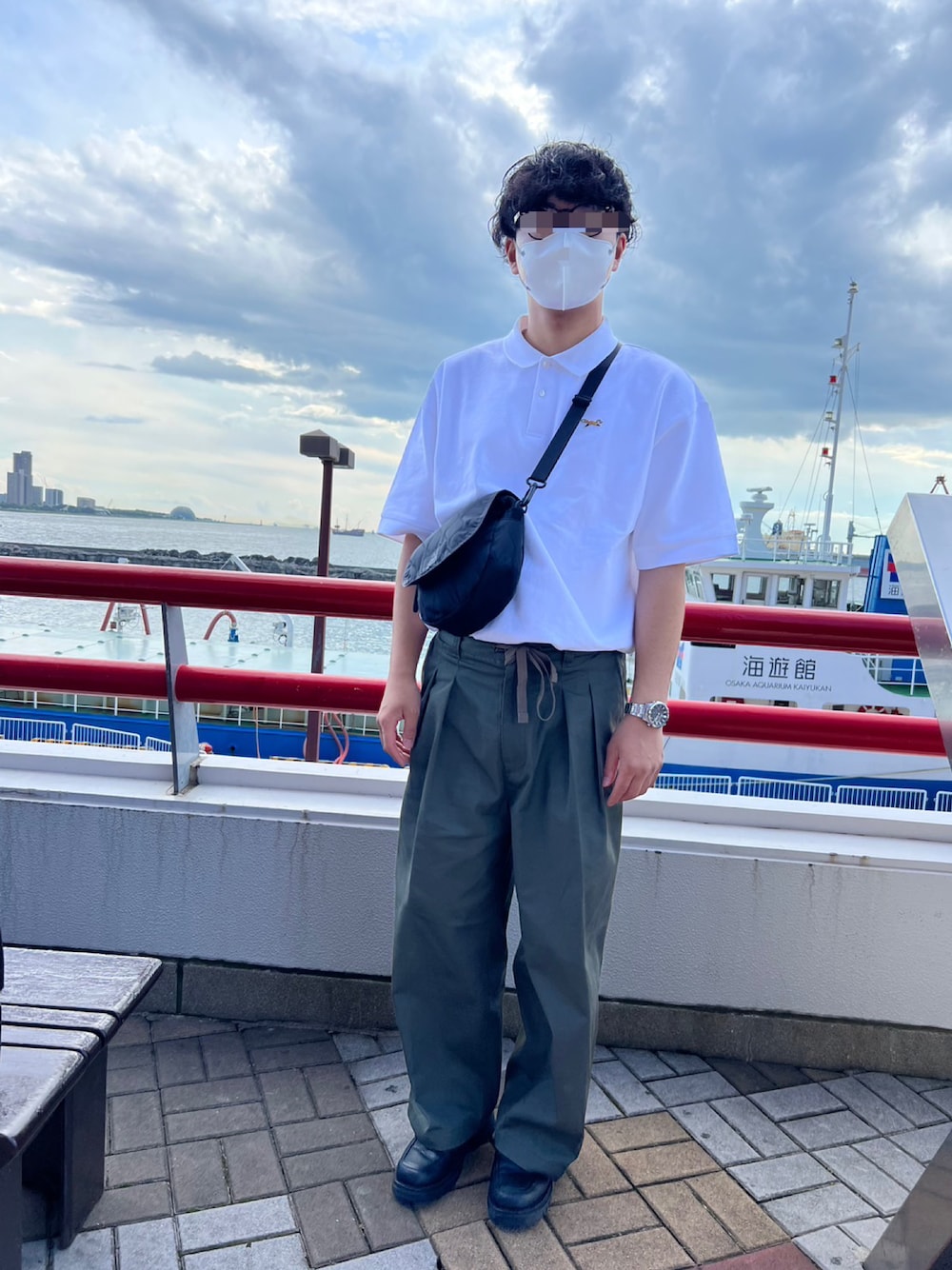 「デート、デートスタイル（MEN）、ビックシルエット、夏コーデ、メンズコーデ、休日コーデ」｜「ADAM ET ROPE'の【WEB限定】2タック ワイドルーズ ドカンパンツ / バリエーション バギーパンツ / ミリタリー / チノ / デニム / チェック / ペイズリー / ユニセックス（デニムパンツ、グリーン系）」を使った、ゴンザレスさん（メンズ・179cm）の春コーディネートの1枚目の写真