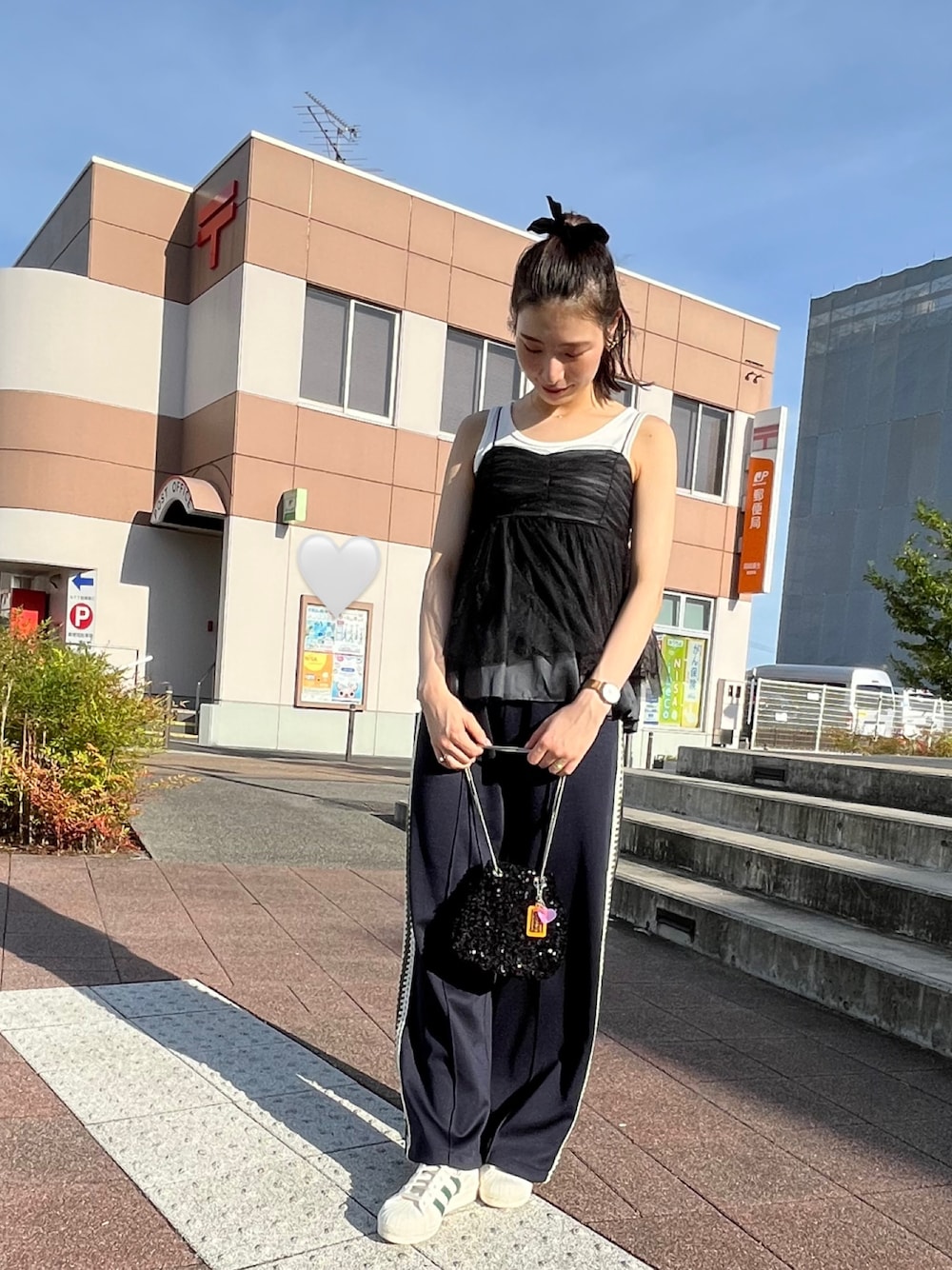 「ジャージーパンツ、ジャージー素材、休日スタイル、骨格ウェーブ、きれいめカジュアル、スニーカー、レイヤードスタイル、シンプル、パンツスタイル、夏コーデ」｜「JEANASISのアイテム（キャミソール、ブラック系）」を使った、Risaさん（レディース・165cm）の夏コーディネートの1枚目の写真