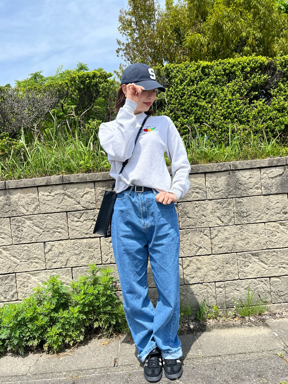 「骨格ウェーブ、シンプルスタイル、ラクチンコーデ、デニムコーデ、スニーカーコーデ、キャップ」｜「Right-onのアイテム（デニムパンツ、ブルー系）」を使った、Risaさん（レディース・165cm）の春コーディネートの1枚目の写真