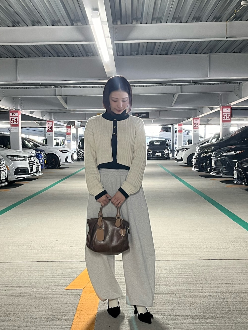 「MOUSSYのBI COLOR ニットカーディガン（カーディガン/ボレロ、ホワイト系）」を使った、Risaさん（レディース・165cm）の冬コーディネートの1枚目の写真