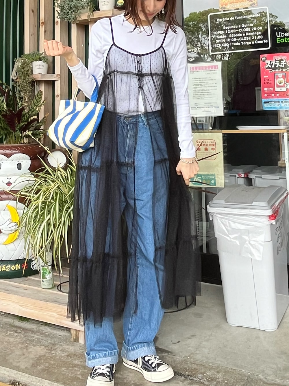 「骨格ウェーブ、春ファッション、デニム、キャミワンピ、スニーカーコーデ、Tシャツコーデ、ユニクロ」｜「AMERICAN HOLICのチュールキャミワンピース（ワンピース、ブラック系）」を使った、Risaさん（レディース・165cm）の春コーディネートの1枚目の写真