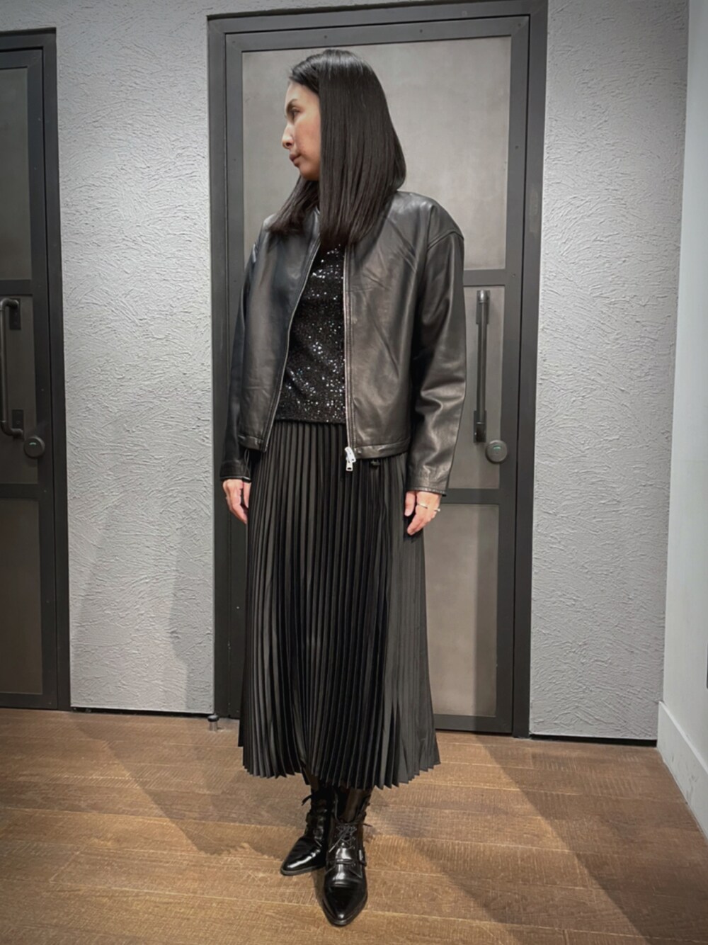 「ALLSAINTS、ALLSAINTS湘南平塚、秋冬コーデ、大人かわいい、休日コーデ、ブーツスタイル、大人女子、ママコーデ、オトナ女子、おでかけ、オトナカジュアル、ワンピースコーデ、ショートブーツ、黒、シンプルコーデ」｜「ALLSAINTSのアイテム（ライダースジャケット、ブラック系）」を使った、Mayu (ALLSAINTS)さん（レディース・167cm）の秋コーディネートの1枚目の写真