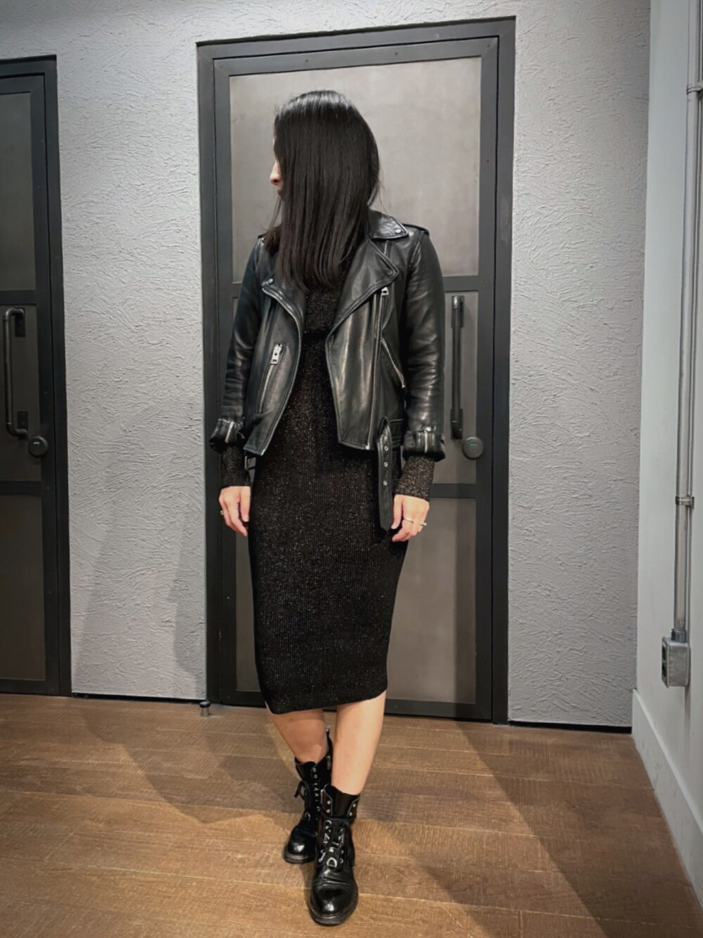 「ALLSAINTS、ALLSAINTS湘南平塚、冬のコーデ、大人カジュアル、シンプル、大人かわいい、お出かけコーデ、ニット、ニットワンピース、レザー、ライダース、ワントーンコーデ、冬コーデ、ショートブーツ、きれいめカジュアル」｜「ALLSAINTSのALLSAINTS BALFERN BIKER | ライダースジャケット（ライダースジャケット、ブラック系）」を使った、Mayu (ALLSAINTS)さん（レディース・167cm）の冬コーディネートの1枚目の写真