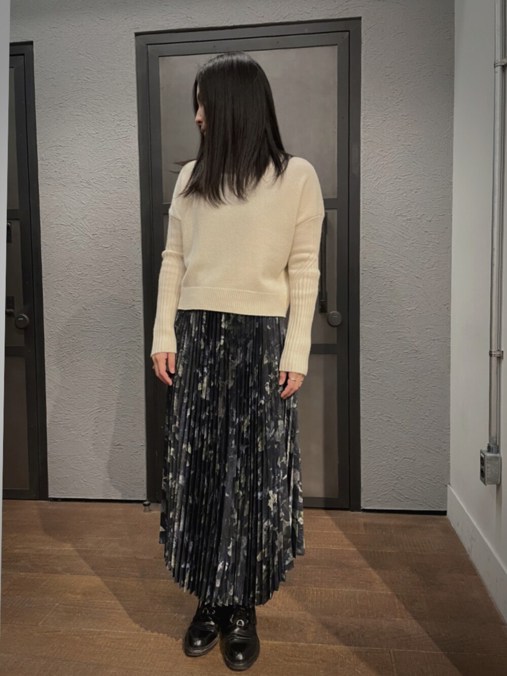 「ALLSAINTS、ALLSAINTS湘南平塚、冬のコーデ、オトナカジュアル、秋冬、シンプル、着回しコーデ、キレイめカジュアル、大人カジュアル、ロングワンピース、カシミヤ、ショートブーツ、柄ワンピース、大人かわいい、リラックススタイル」｜「ALLSAINTSのORION CASH JUMPER | ORION CASH ニット・セーター（ニット/セーター、ホワイト系）」を使った、Mayu (ALLSAINTS)さん（レディース・167cm）の冬コーディネートの1枚目の写真