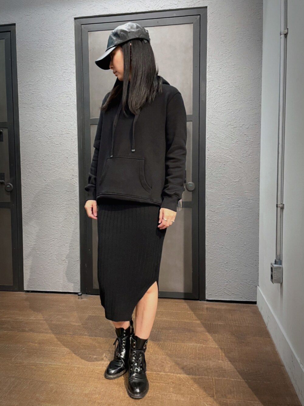 「ALLSAINTS、ALLSAINTS湘南平塚、冬のコーデ、オトナカジュアル、秋冬、シンプル、休日スタイル、大人カジュアル、リラックススタイル、ニットワンピース、パーカー、ショートブーツ、ロングワンピース、ワントーンコーデ、あったかコーデ」｜「ALLSAINTSのアイテム（キャップ、ブラック系）」を使った、Mayu (ALLSAINTS)さん（レディース・167cm）の冬コーディネートの1枚目の写真