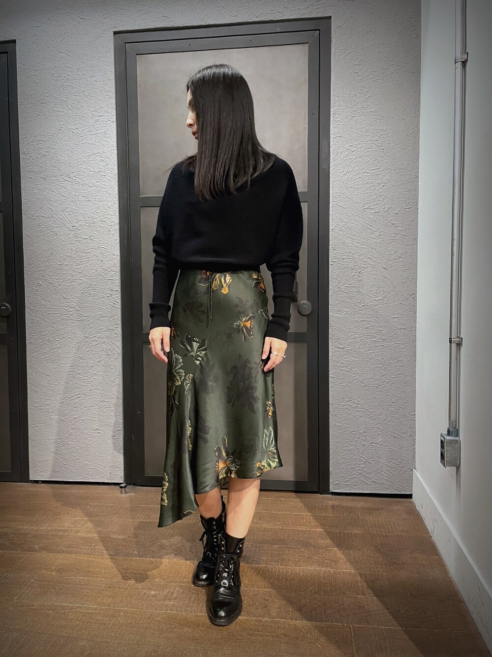 「ALLSAINTS、ALLSAINTS湘南平塚、冬のコーデ、オトナカジュアル、秋冬、シンプル、キレイめカジュアル、大人カジュアル、キレイめ、ロングワンピース、ショートブーツ、タートルネック、ニット、ワンピース、ブーツスタイル」｜「ALLSAINTSのALEXIA LILLY DRESS | ALEXIA LILLY ドレス・ワンピース（ワンピース、グリーン系）」を使った、Mayu (ALLSAINTS)さん（レディース・167cm）の冬コーディネートの1枚目の写真