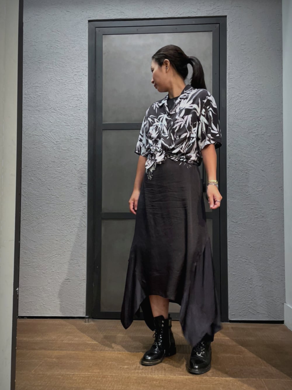 「ALLSAINTS、夏コーデ、オトナカジュアル、お出かけコーデ、オトナ女子、カジュアルコーデ、高身長女子、ロングワンピース、きれいめコーディネート、アロハシャツ、開襟シャツ、ショートブーツ、モノトーン、アシンメトリー、黒コーデ」｜「ALLSAINTSのBAMBUSA SHIRT | BAMBUSA シャツ（シャツ/ブラウス、ブラック系）」を使った、Mayu (ALLSAINTS)さん（レディース・167cm）の夏コーディネートの1枚目の写真