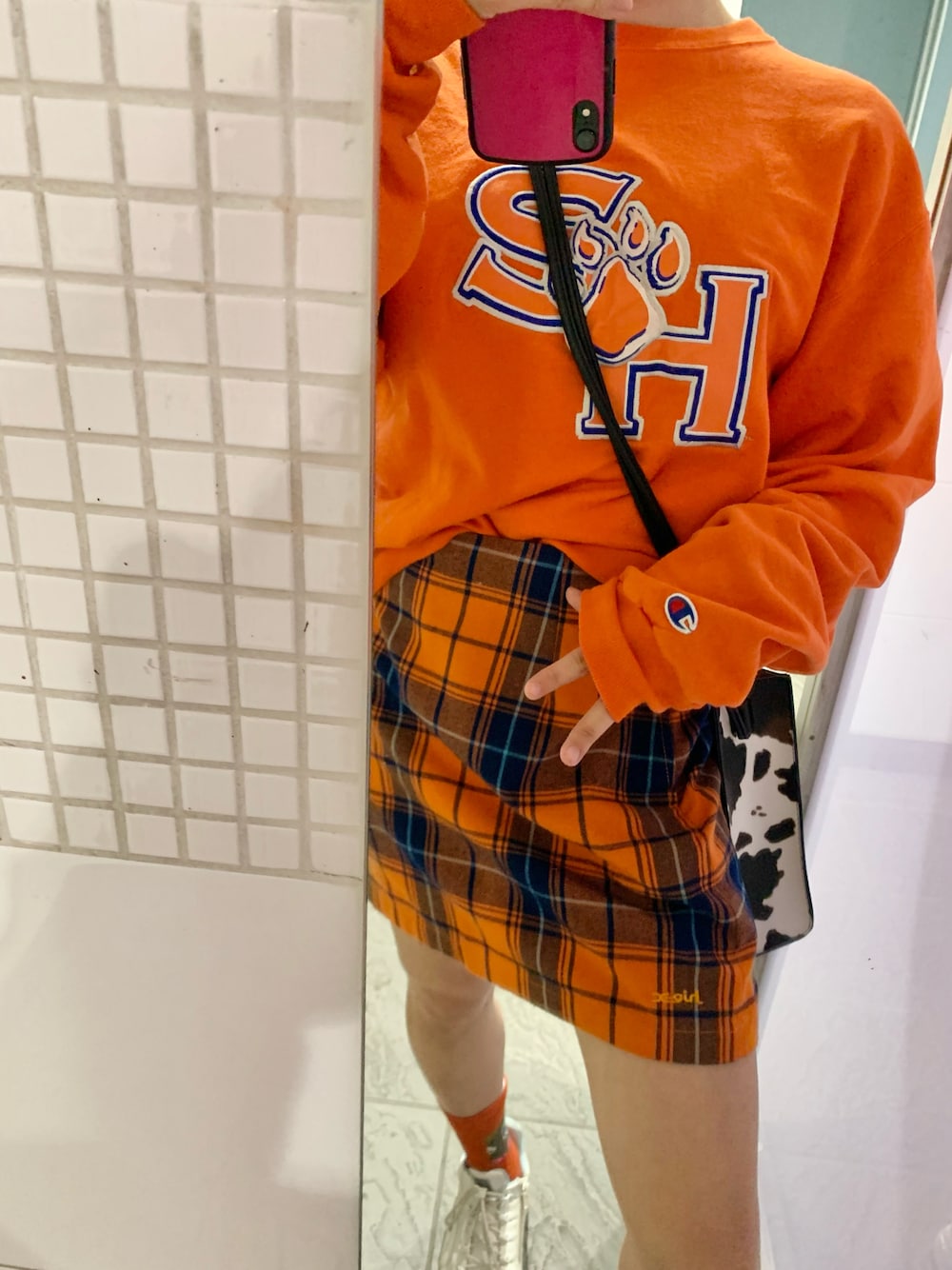 「autumn、オレンジ、orange、ミニスカート、スウェット、チェック、秋のコーデ、秋コーデ」｜「X-girlのPLAID SKIRT（スカート、オレンジ系）」を使った、ミニスカの人さん（レディース・158cm）の秋コーディネートの1枚目の写真