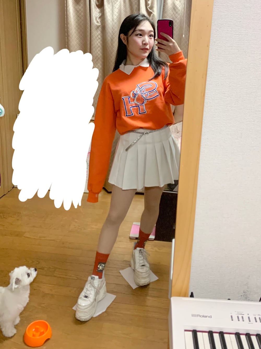 「スウェット、秋のコーデ、ミニスカート、オレンジ、プリーツスカート、orange、秋コーデ、autumn」｜「Sam Houston State Universityのアイテム（スウェット、オレンジ系）」を使った、ミニスカの人さん（レディース・159cm）の秋コーディネートの1枚目の写真