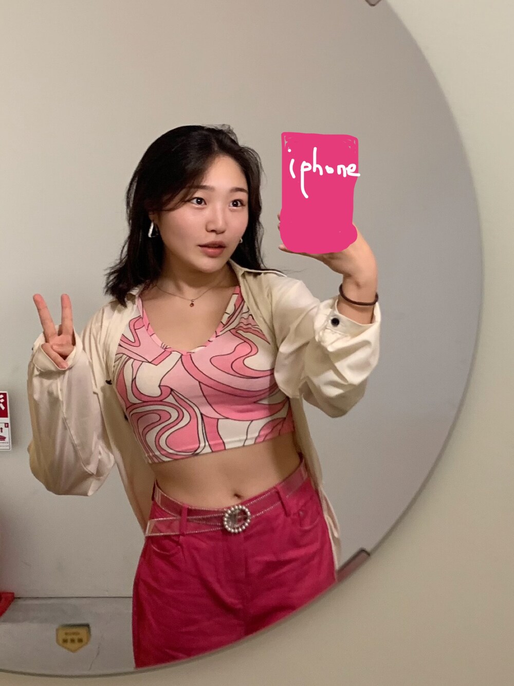 「y2k、pink、ピンク、ヘソだし、90'sスタイル、summer、夏コーデ、チビT、クロップドトップス、croptop、ギャル、white、カラーパンツ」｜「メルカリのアイテム（Tシャツ/カットソー、ピンク系）」を使った、ミニスカの人さん（レディース・159cm）の春コーディネートの1枚目の写真