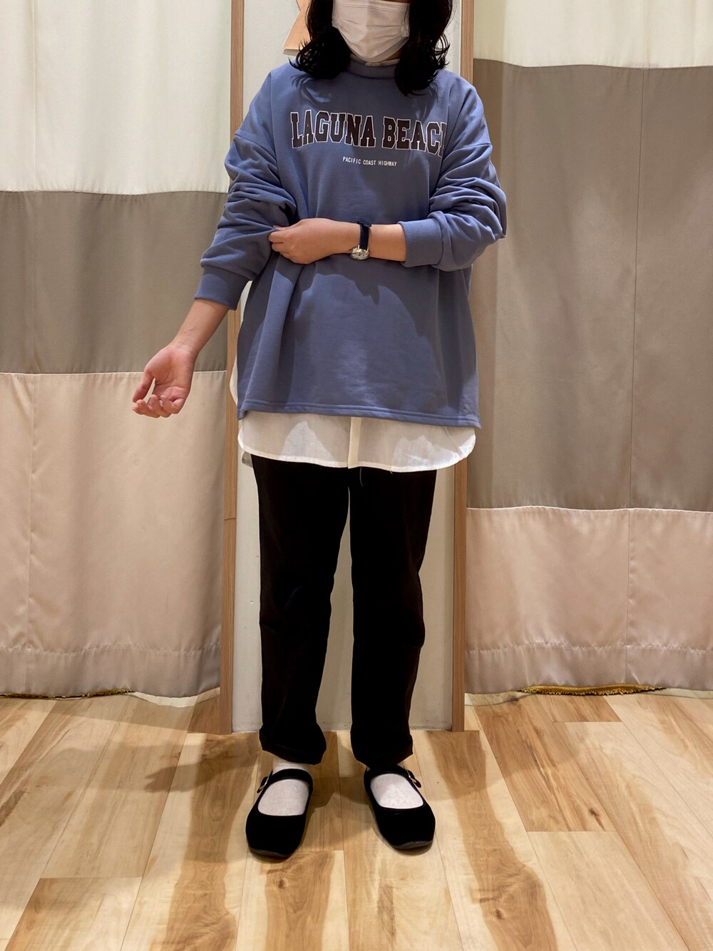 ブルー系のスウェット、ホワイト系のシャツ/ブラウス、ブラック系のその他パンツを着用したレディースの秋コーディネートの1枚目の写真