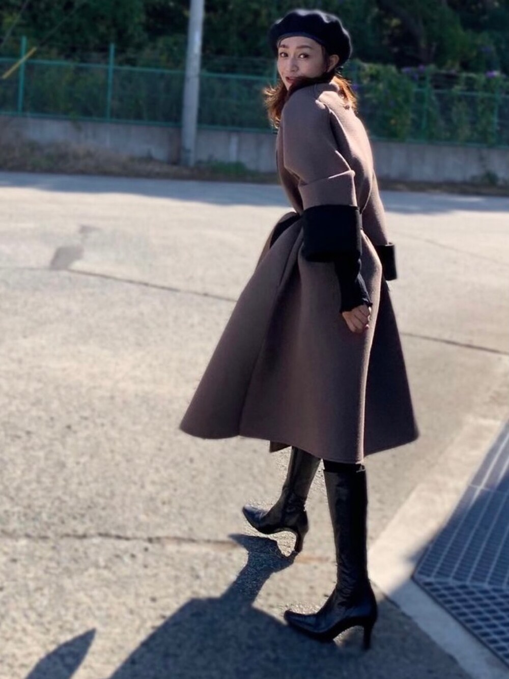 「休日コーデ、シンプル、オトナカジュアル、おしゃれさんと繋がりたい、きれいめカジュアル、楽チンコーデ、キレイめ、ootd、プチプラコーデ、冬アウター、ボンディング、ロングブーツ、ベレー帽、モノトーン、ロングコート」｜「libelle moreのボンディングノーカラーコート（ノーカラーコート、ブラウン系）」を使った、libelle more staffさん（レディース・160cm）の冬コーディネートの1枚目の写真