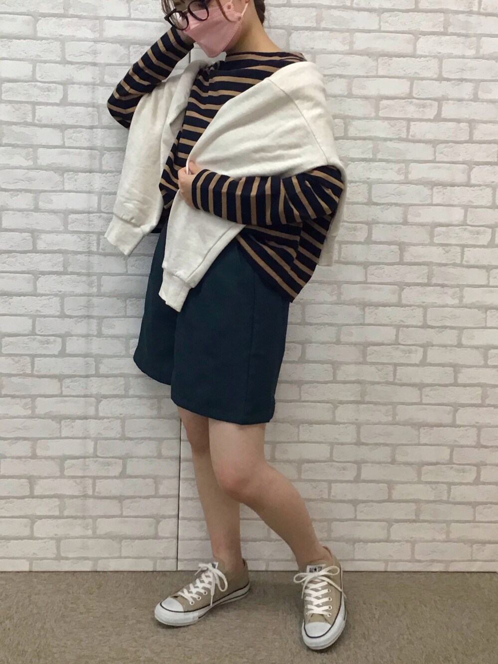 グリーン系のセットアップを着用したレディースの夏コーディネートの1枚目の写真