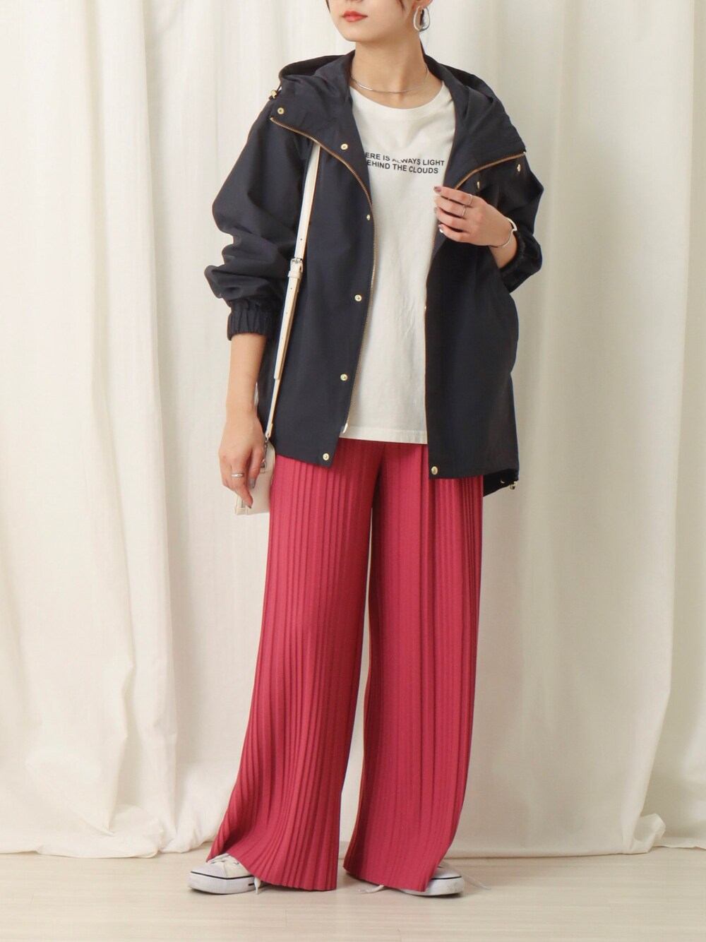 「春カラー、白スニーカー、きれいめカジュアル、カラーコーデ、プリーツパンツ、マウンテンパーカー、春アウター」｜「libelle moreのカットジョーゼット　ボックスプリーツパンツ（その他パンツ、ピンク系）」を使った、libelle more staffさん（レディース・160cm）の冬コーディネートの1枚目の写真
