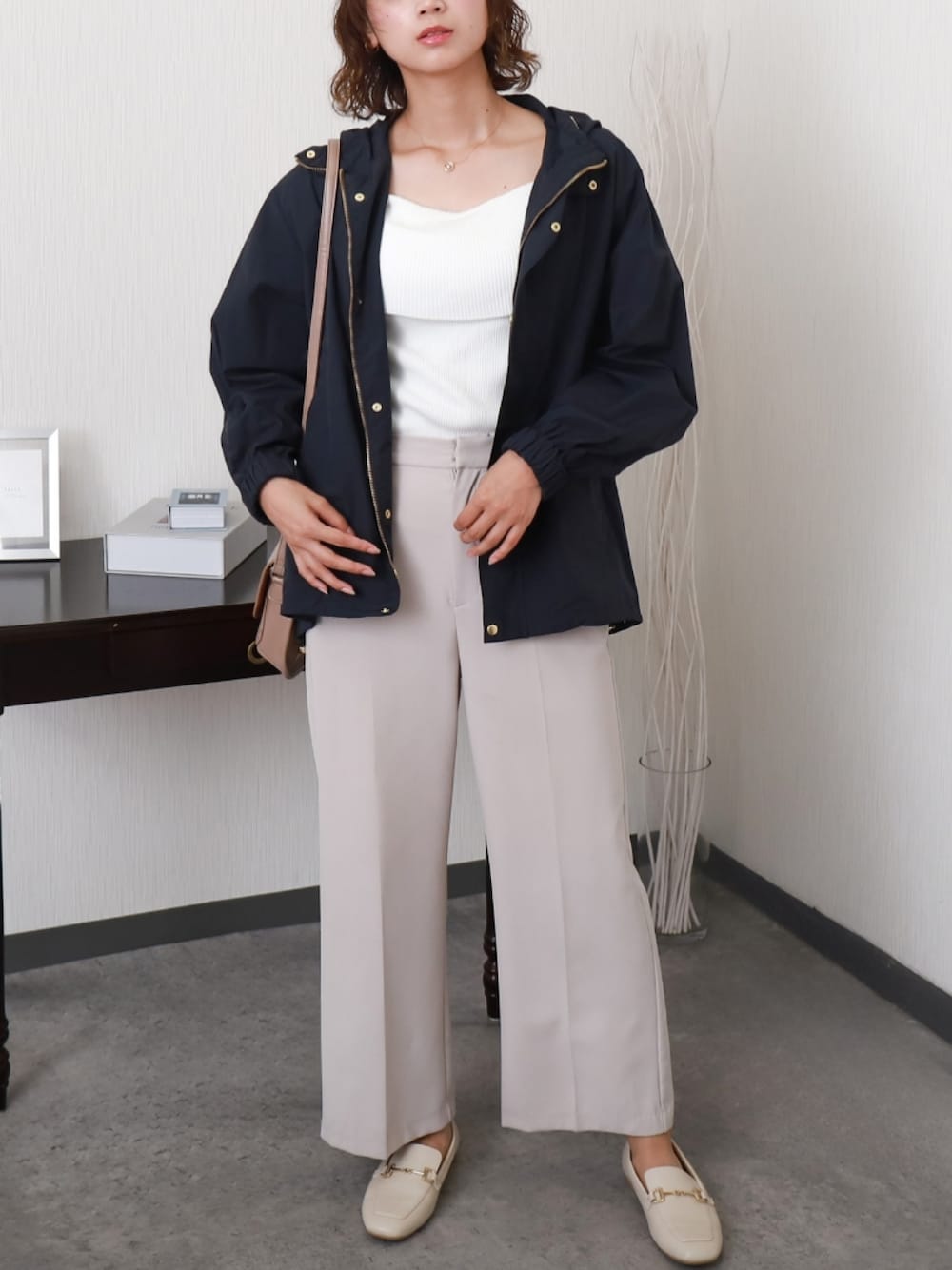 ブルー系のマウンテンパーカーを着用したレディースの秋コーディネートの1枚目の写真