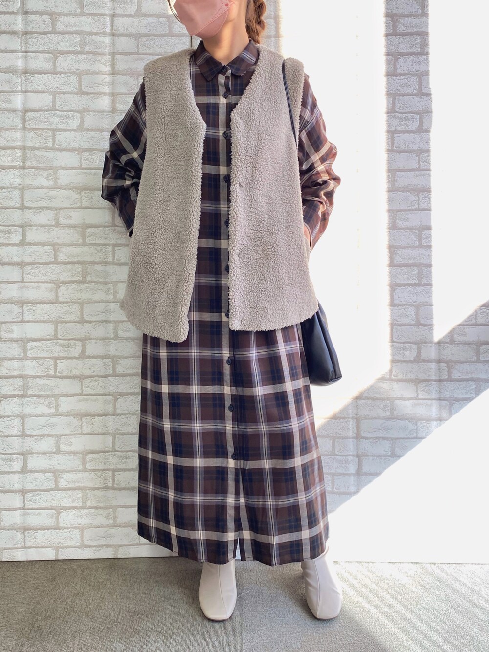 「秋服準備はじめました、秋コーデ、初秋コーデ、シャツワンピース、ベストコーデ、ボア、ボアベスト、キレイめコーデ、ワンピーススタイル」｜「LEPSIMのアイテム（シャツワンピース、ブラウン系）」を使った、libelle more staffさん（レディース・157cm）の秋コーディネートの1枚目の写真