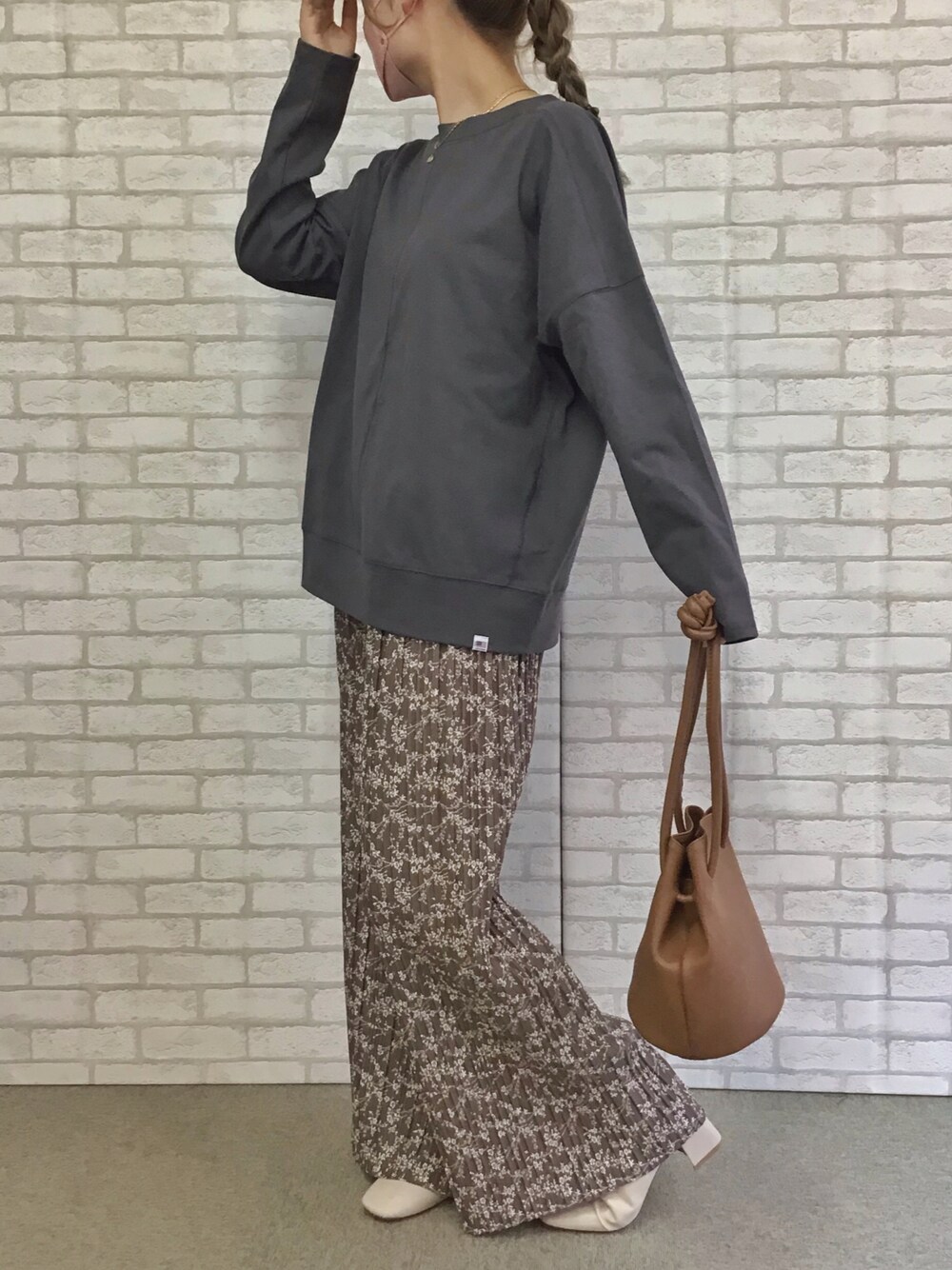 グレー系のTシャツ/カットソーを着用したレディースの秋コーディネートの1枚目の写真