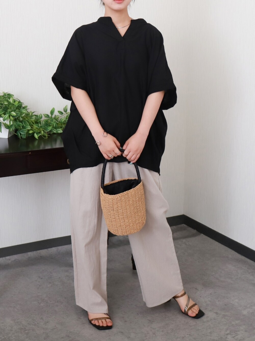 ブラック系のシャツ/ブラウス、その他のその他を着用したレディースの夏コーディネートの1枚目の写真