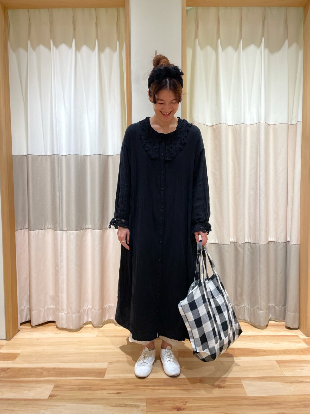 「秋コーデ、ワンピース、モノトーン、レースワンピース、バテンレース、ペチパンツ、SM2、Samansa Mos2、サマンサ モスモス(Samansa Mos2)、サマンサモスモス、ガーリー、レース」｜「Samansa Mos2のバテンレースワンピース（ワンピース、ブラック系）」を使った、つるおかさん（レディース・156cm）の秋コーディネートの1枚目の写真