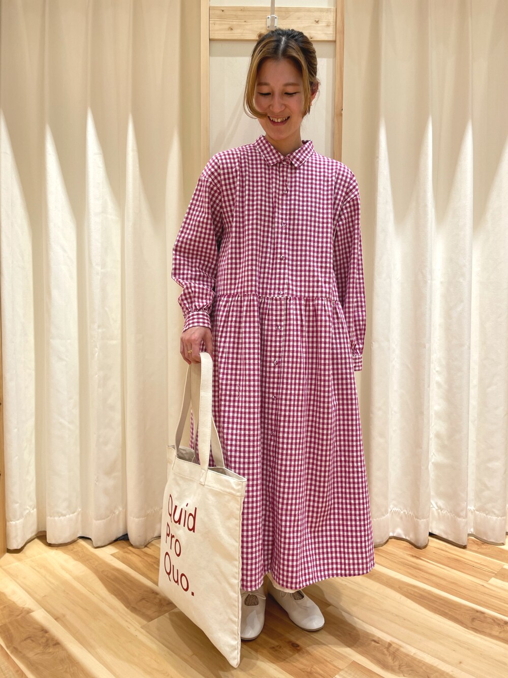 「レイヤードスタイル、サマンサモスモス、春、SM2、Samansa Mos2、ワンピース、チェック、チェックワンピース、ピンク、カラーコーデ」｜「Samansa Mos2のロゴキャンバストートバッグ（トートバッグ、ホワイト系）」を使った、つるおかさん（レディース・156cm）の冬コーディネートの1枚目の写真